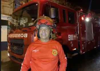 Devastador incendio arrasa con cuatro viviendas en El Cerro de Papatín, en Santiago